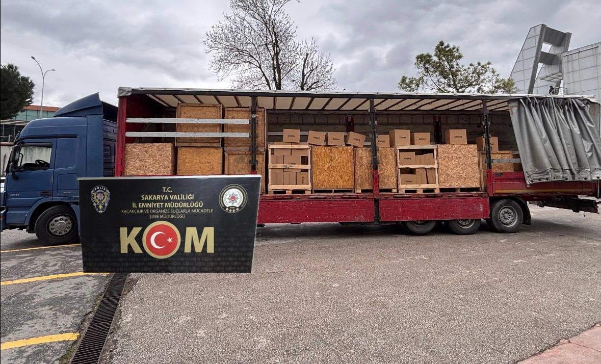 Tırdan milyonlarca kaçak makaron çıktı