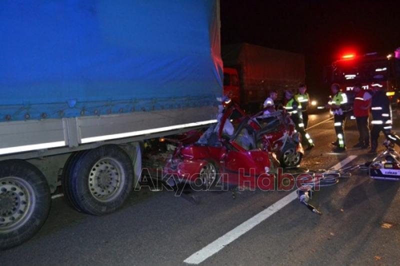 Tırın Altına Giren Otomobil Hurdaya Döndü