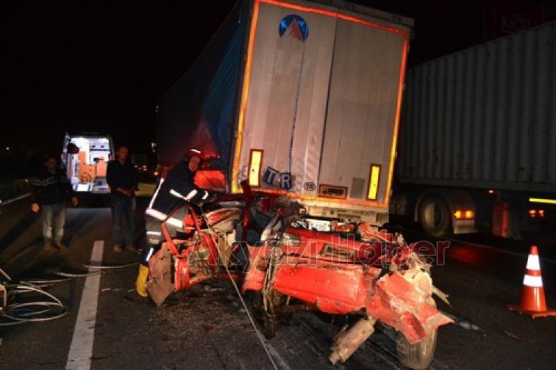 Tırın Altına Giren Otomobil Hurdaya Döndü