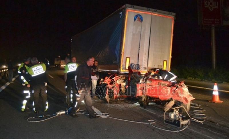 Tırın Altına Giren Otomobil Hurdaya Döndü