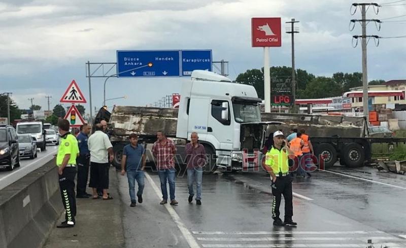 Tırın dorsesi devrildi D 100 tek yönlü ulaşıma kapandı