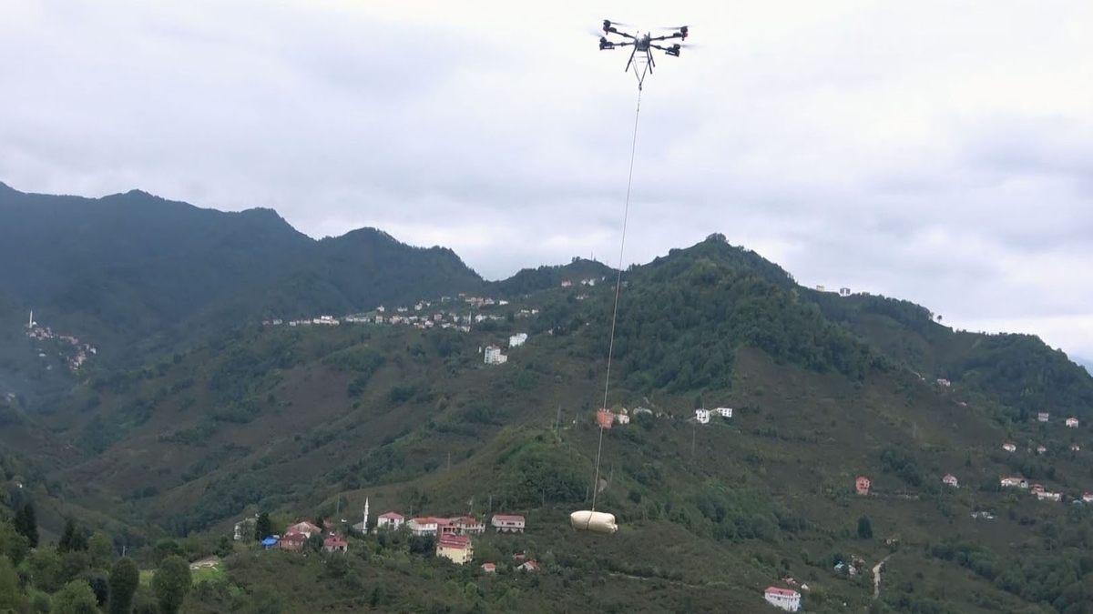 Toplanan fındık harmana dron ile taşınıyor