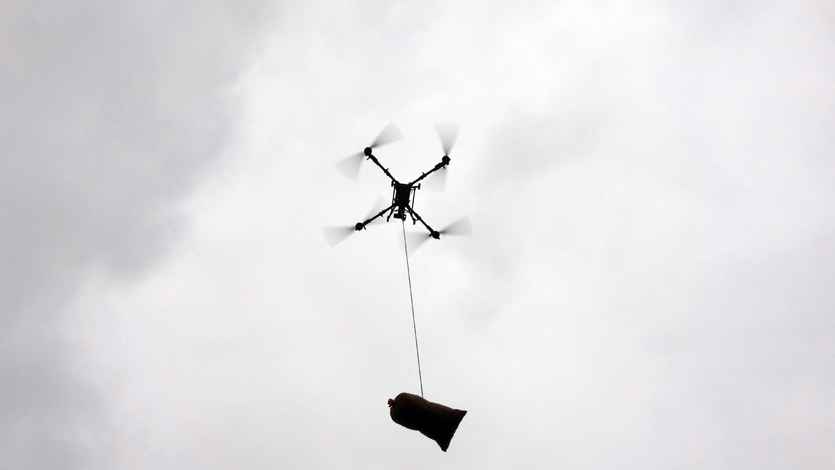 Toplanan fındık harmana dron ile taşınıyor