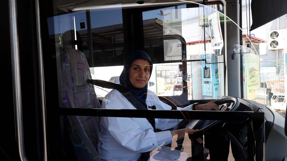 Toplu taşıma kadrosunu 4 yeni kadın şoför