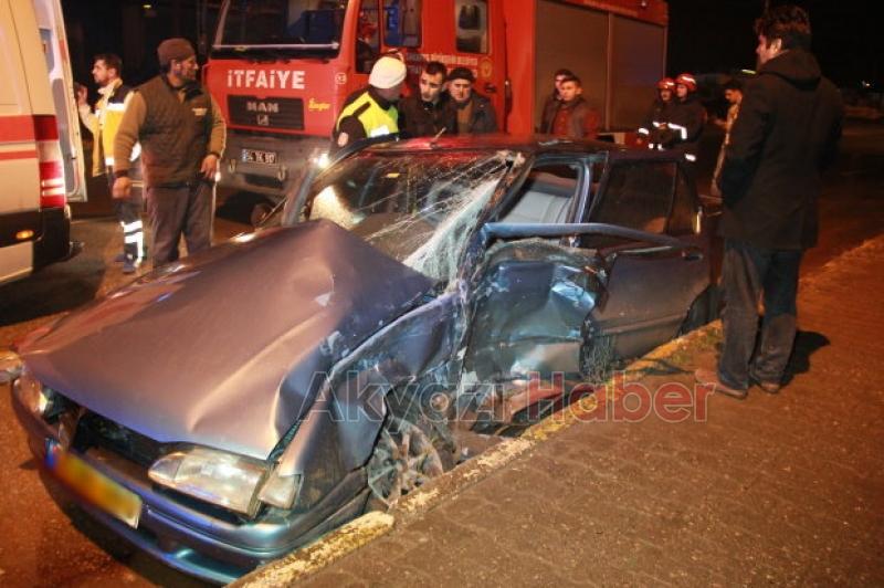 Dört kişinin yaralandığı kazada araçta sıkıştı