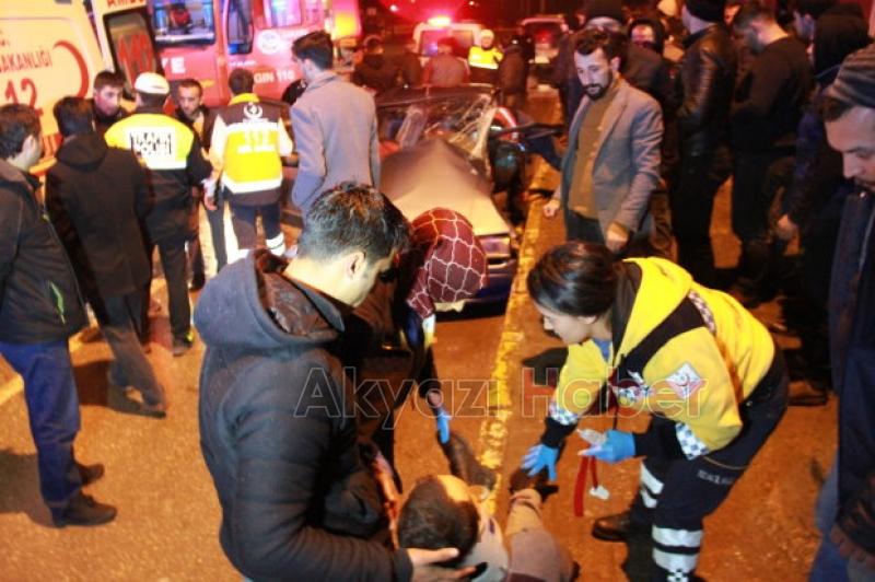 Dört kişinin yaralandığı kazada araçta sıkıştı