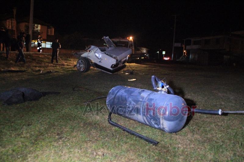 TRAFİK KAZASI OTOMOBİL 2 PARÇAYA AYRILDI