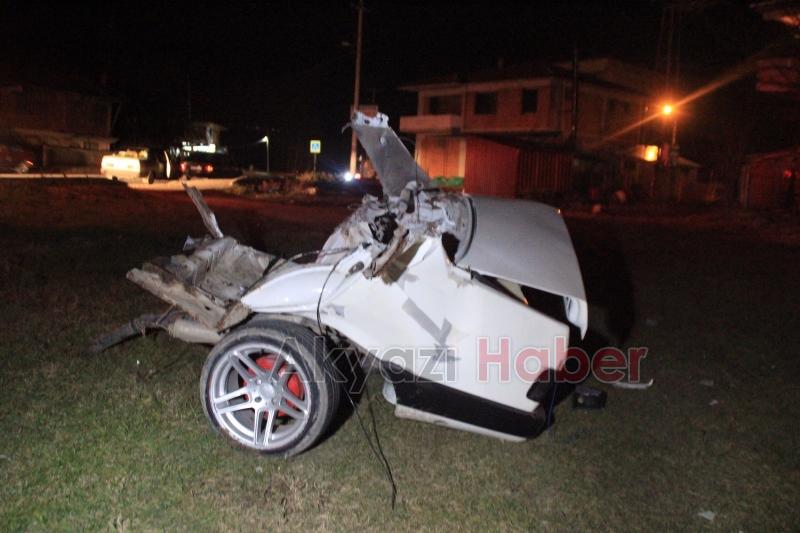 TRAFİK KAZASI OTOMOBİL 2 PARÇAYA AYRILDI