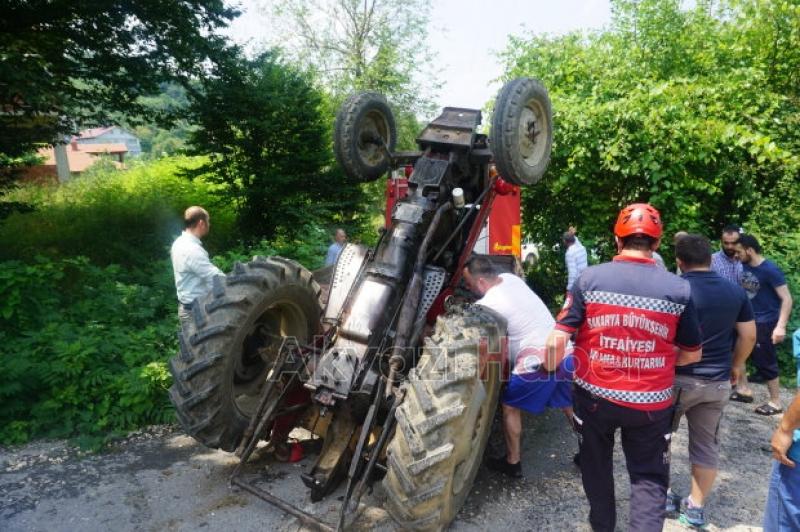 Traktör şaha kalktı sürücü sıkıştı