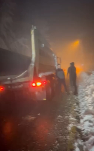 Tuzlama aracının haznesi yola düştü