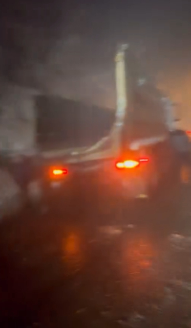 Tuzlama aracının haznesi yola düştü