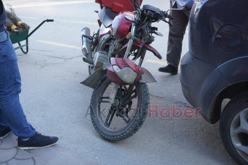 U Dönüşü Yapan Otomobil Motosikletle Çarpıştı