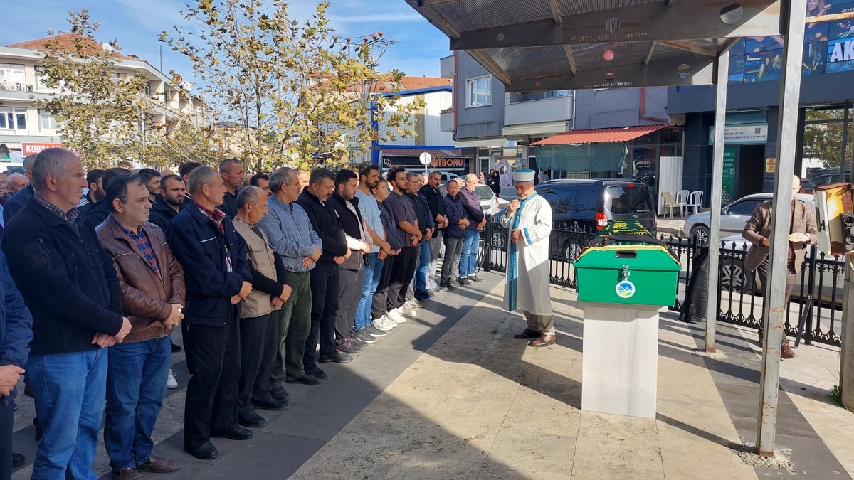 Uçuruma yuvarlanan araçta hayatını kaybeden kadın toprağa verildi