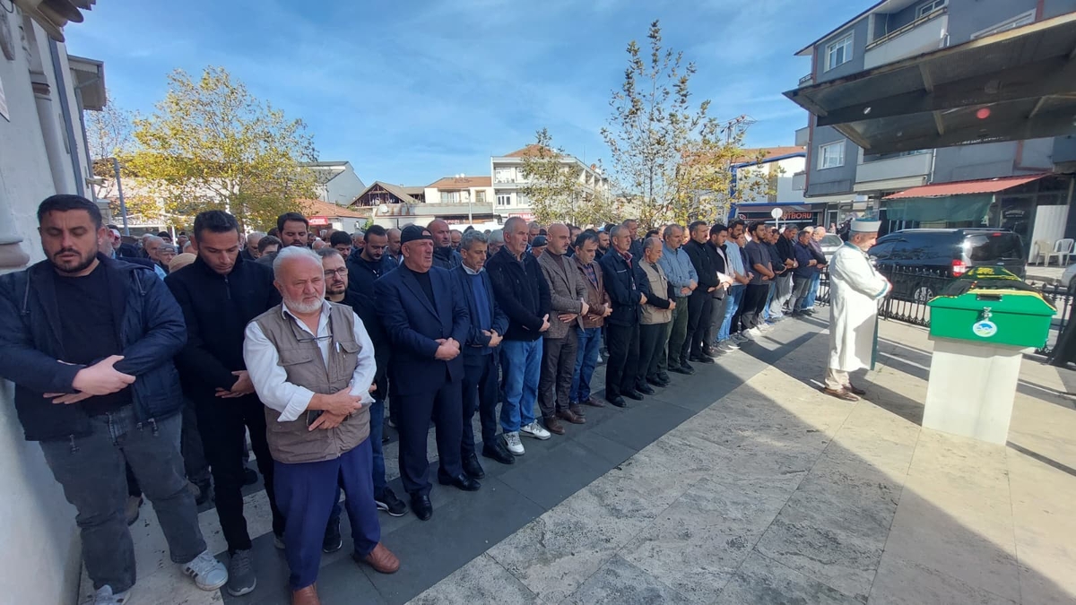 Uçuruma yuvarlanan araçta hayatını kaybeden kadın toprağa verildi