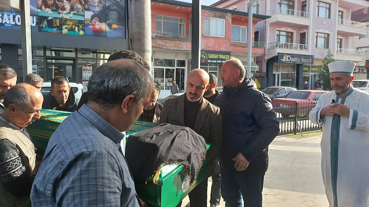 Uçuruma yuvarlanan araçta hayatını kaybeden kadın toprağa verildi