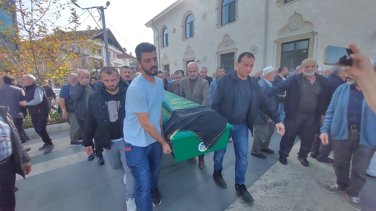 Uçuruma yuvarlanan araçta hayatını kaybeden kadın toprağa verildi