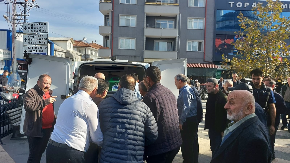 Uçuruma yuvarlanan araçta hayatını kaybeden kadın toprağa verildi