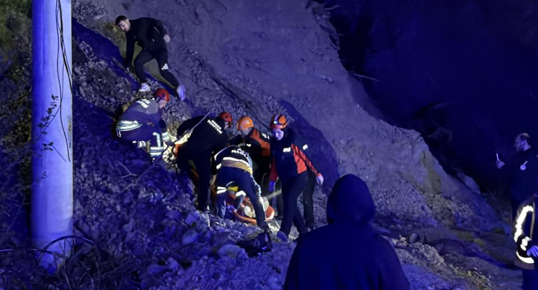 Uçurumda can pazarı: 3 kişi kurtarıldı