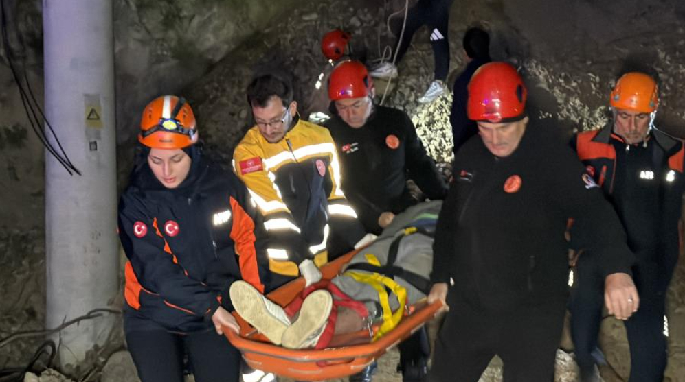 Uçurumda can pazarı: 3 kişi kurtarıldı