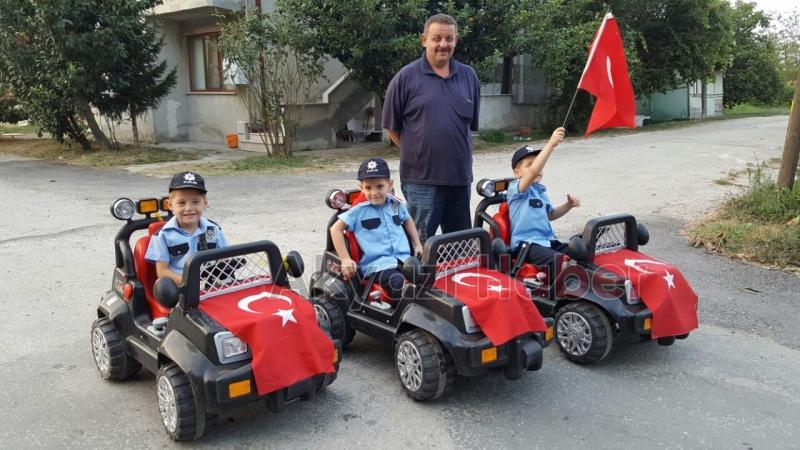 Üçüzlerden Polise Moral Desteği 