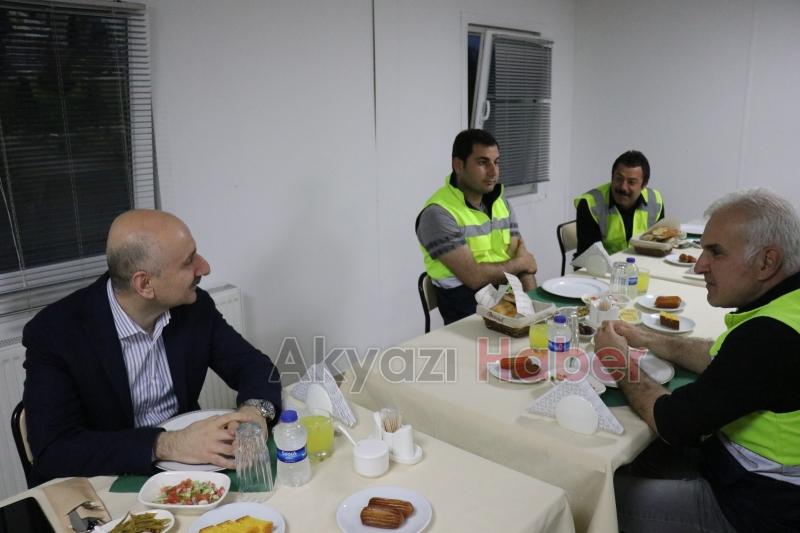 Ulaştırma Bakanı, Akyazı'da işçilerle iftar yaptı