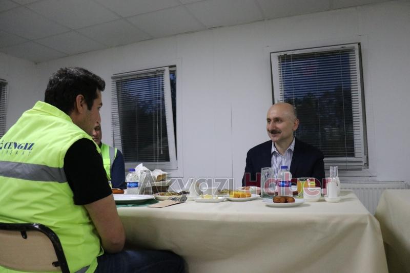 Ulaştırma Bakanı, Akyazı'da işçilerle iftar yaptı