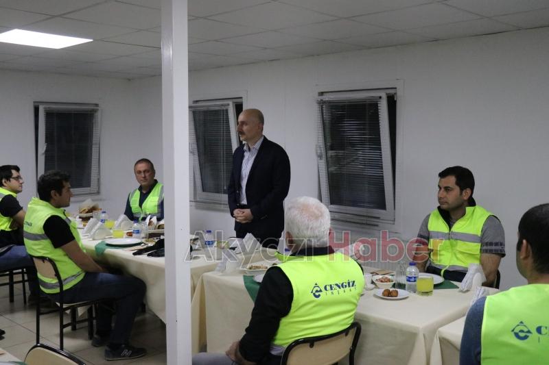 Ulaştırma Bakanı, Akyazı'da işçilerle iftar yaptı