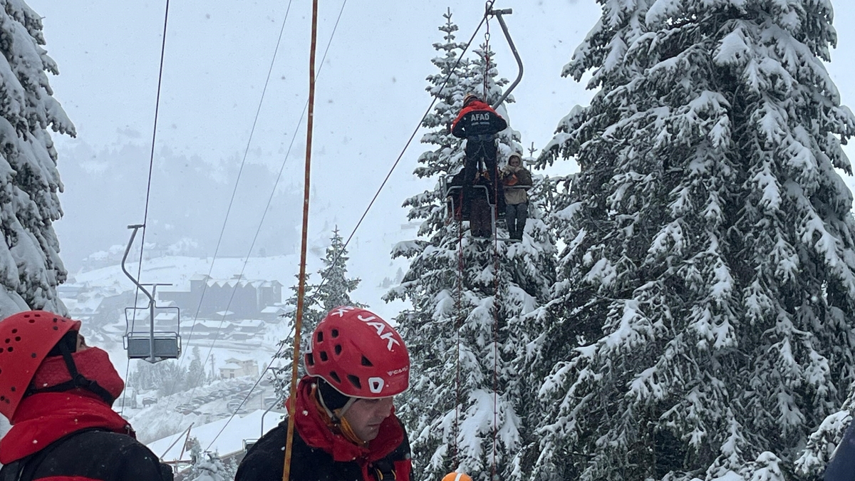 Uludağ'da telesiyejde mahsur kalanlar için Sakarya'dan ekip gönderildi