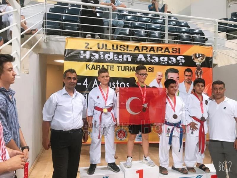 ULUSLARARASI TURNUVADA 7 MADALYA