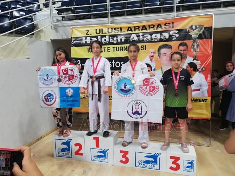 ULUSLARARASI TURNUVADA 7 MADALYA