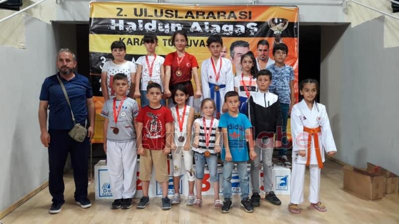 ULUSLARARASI TURNUVADA 7 MADALYA