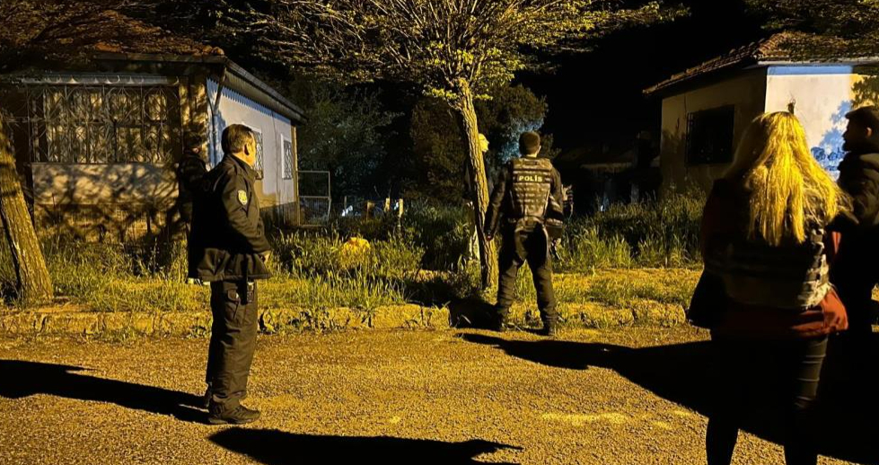 Uşak'ta ihbara giden polis ekiplerine ateş açıldı: 2 polis yaralı