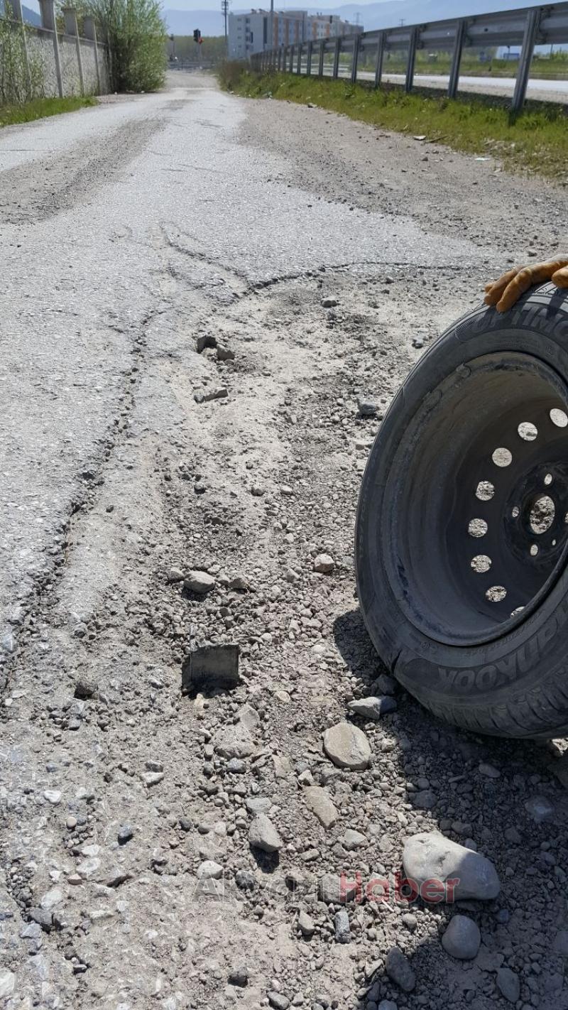 Üstten Gelişi Güzel Kesilmiş Tabela Otomobile Zarar Verdi