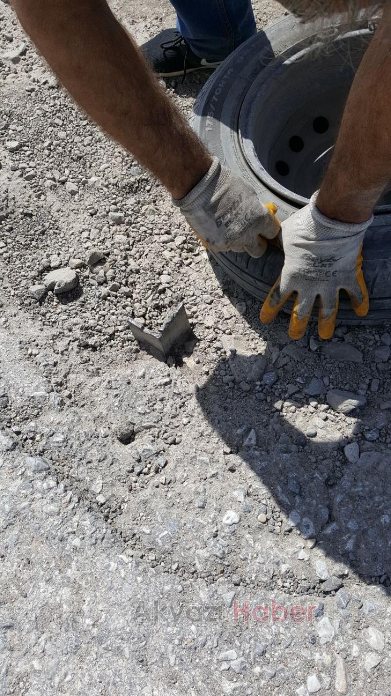 Üstten Gelişi Güzel Kesilmiş Tabela Otomobile Zarar Verdi