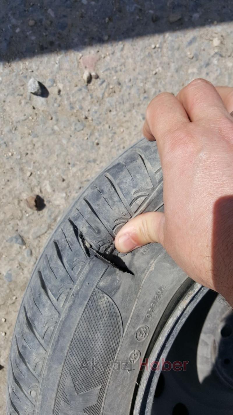 Üstten Gelişi Güzel Kesilmiş Tabela Otomobile Zarar Verdi