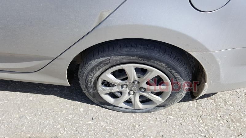 Üstten Gelişi Güzel Kesilmiş Tabela Otomobile Zarar Verdi