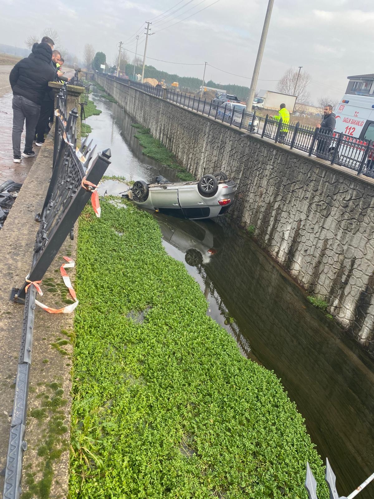 Uyarı levhaları işe yaramadı; otomobil dereye düştü