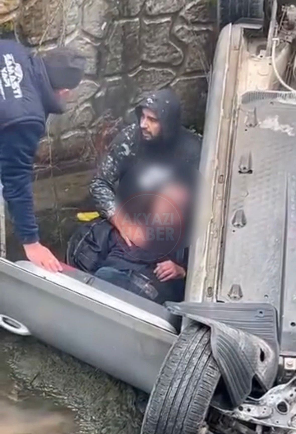 Uyarı levhaları işe yaramadı; otomobil dereye düştü