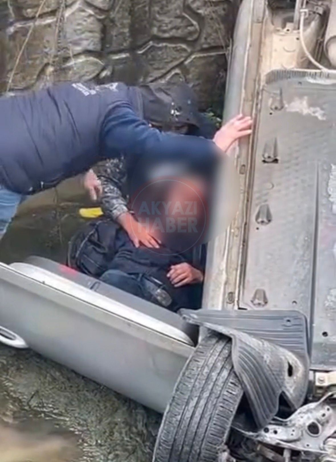 Uyarı levhaları işe yaramadı; otomobil dereye düştü