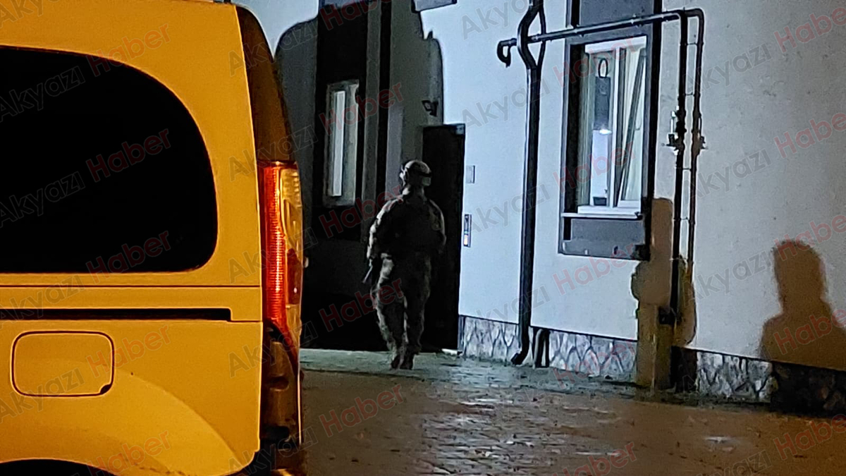 Uyuşturucuyu klozete dökmeden yakalandılar!