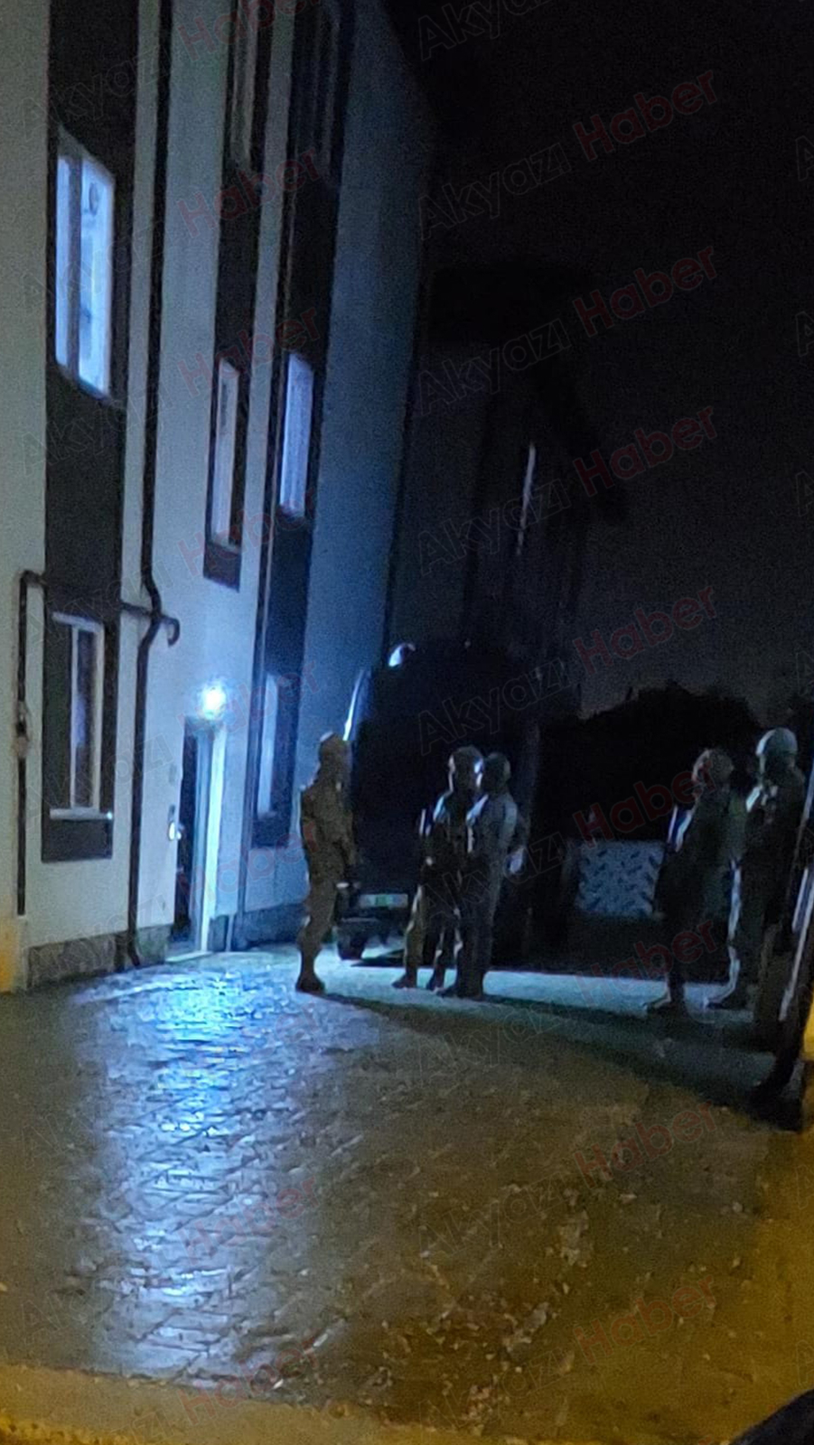 Uyuşturucuyu klozete dökmeden yakalandılar!