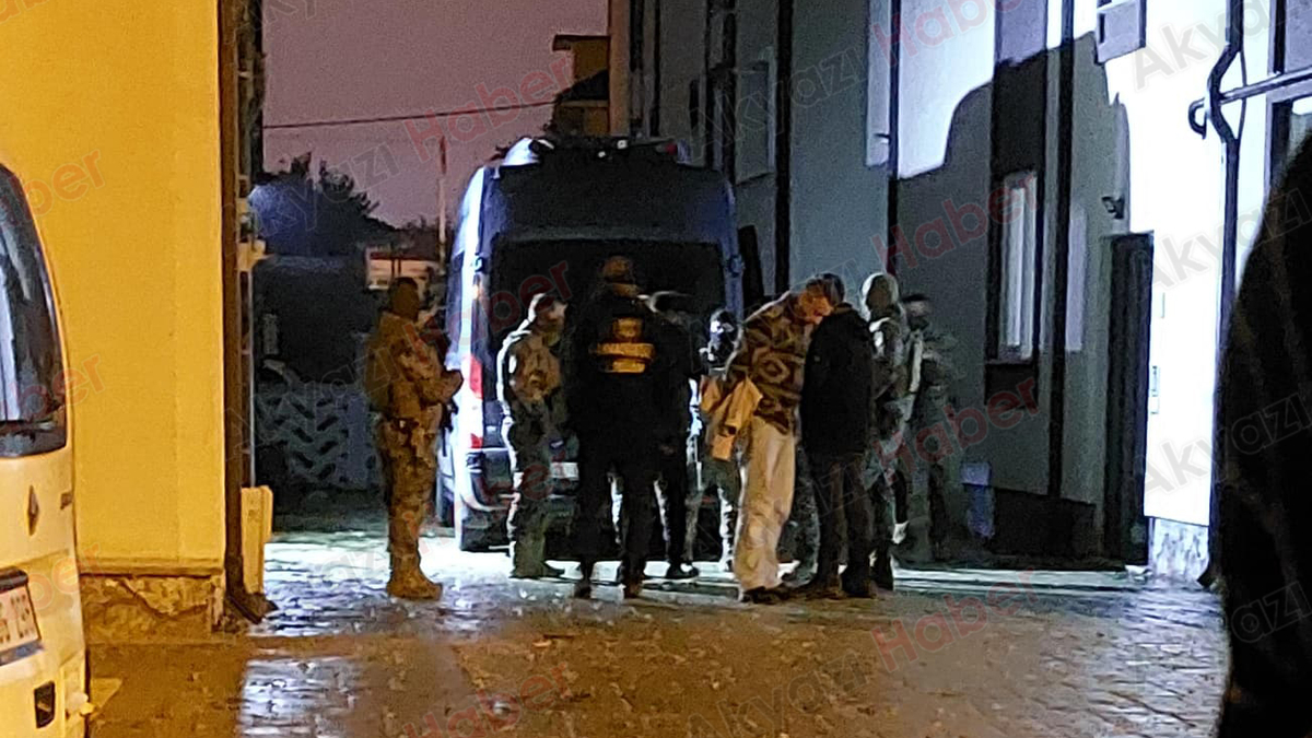 Uyuşturucuyu klozete dökmeden yakalandılar!