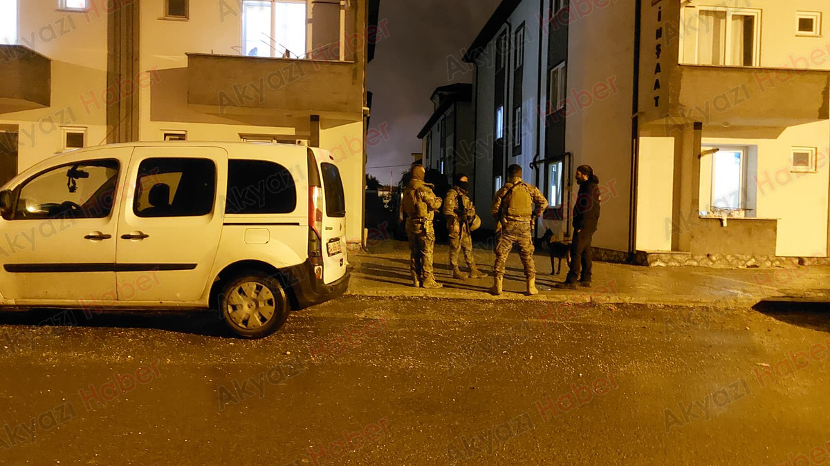 Uyuşturucuyu klozete dökmeden yakalandılar!