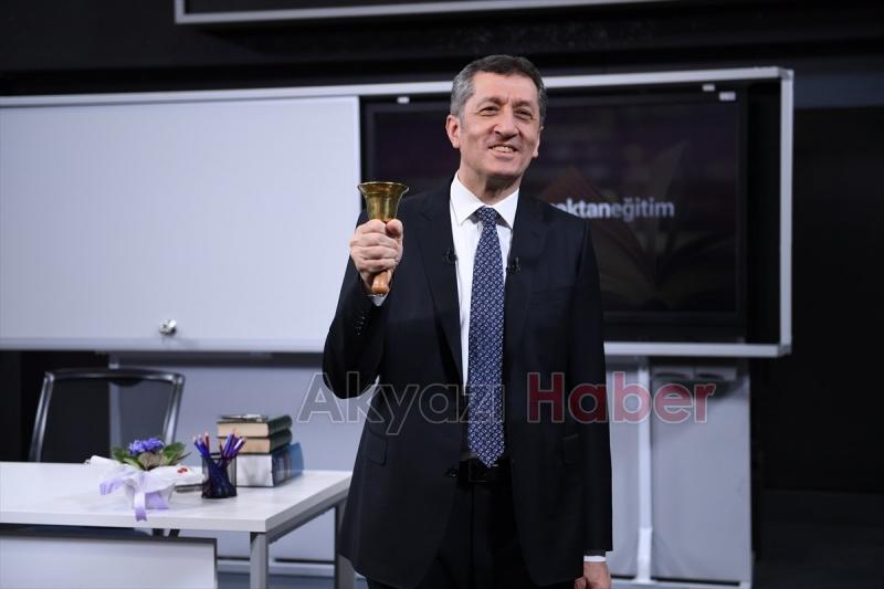 Uzaktan eğitimde ilk ders Bakan Selçuktan