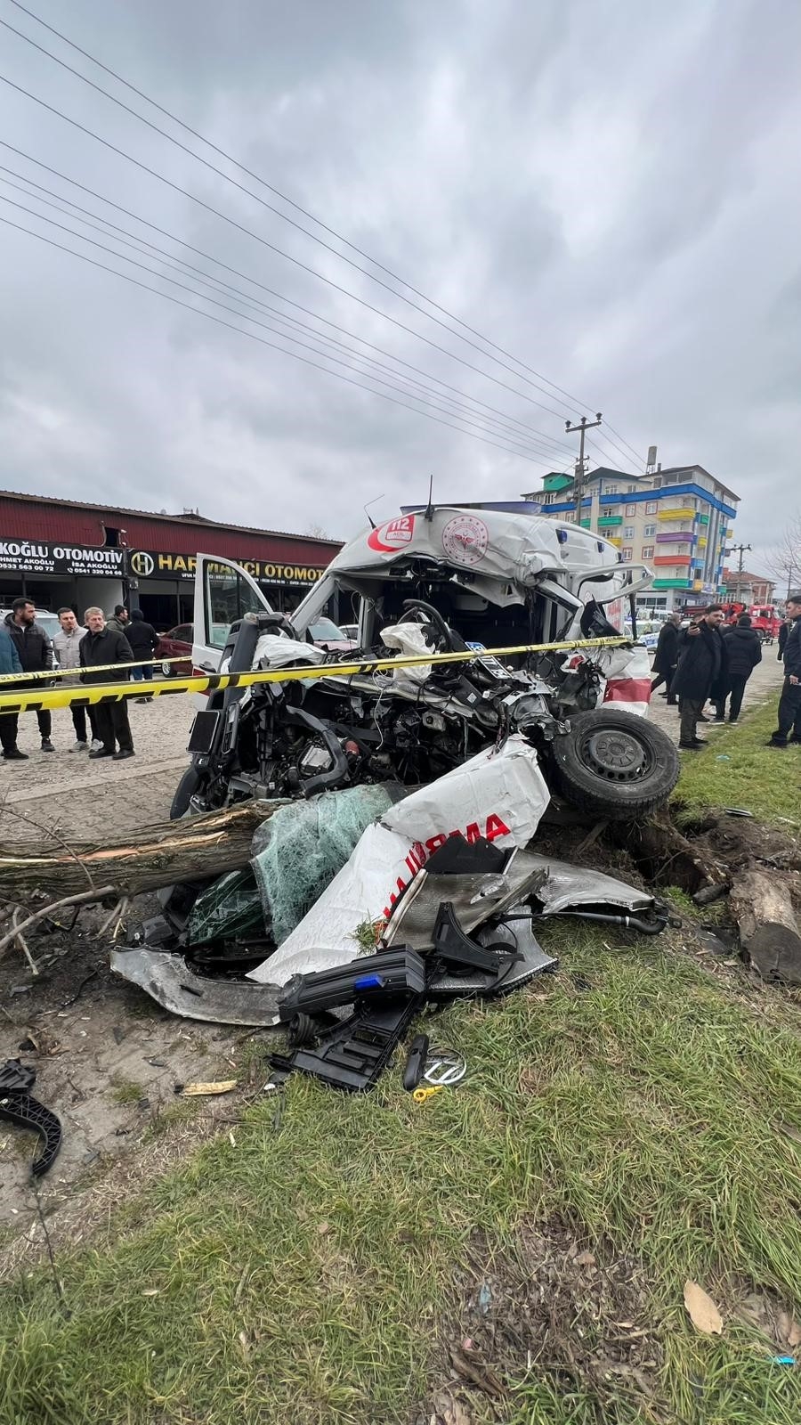 Vakaya giden ambulans Fındık yüklü kamyonla çarpıştı Ölü ve yaralılar var