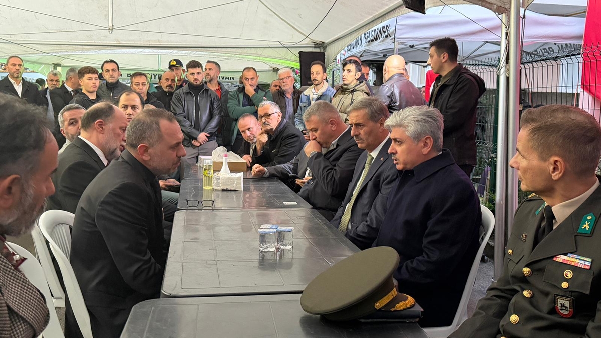 Vali Doğan ve Başkan Alemdar'dan şehidin ailesine taziye ziyareti