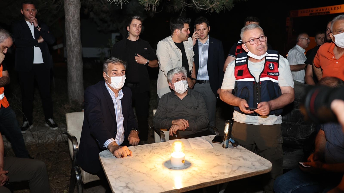 Vali Doğan ve Başkan Alemdar yangın bölgesinde