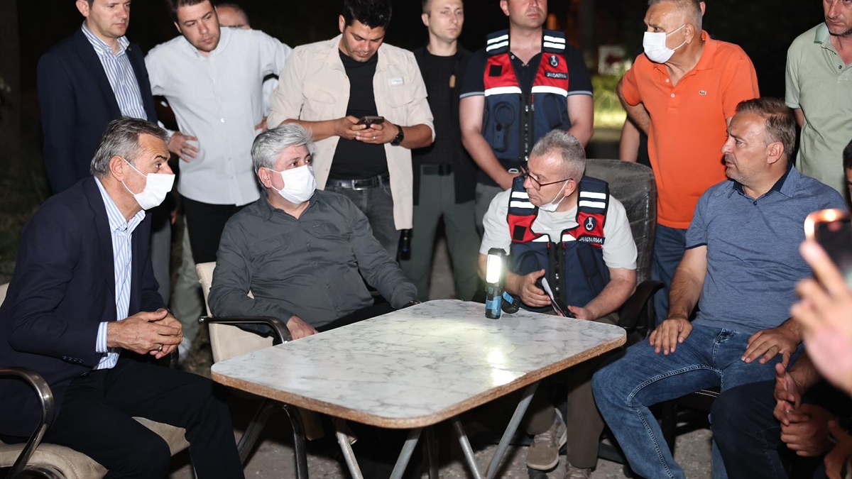 Vali Doğan ve Başkan Alemdar yangın bölgesinde