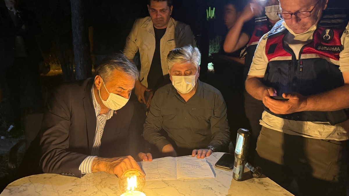 Vali Doğan ve Başkan Alemdar yangın bölgesinde