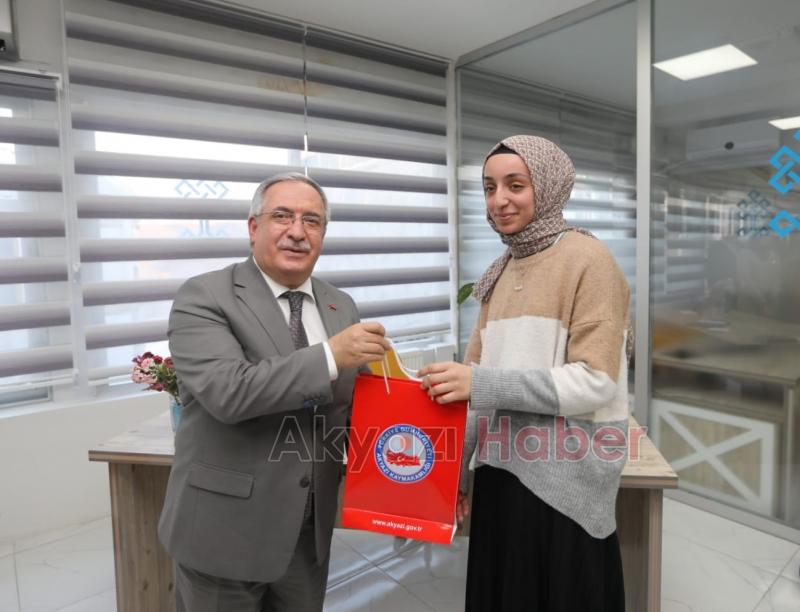 Vali Nayir Kütüphane Programları Söyleyişine katıldı